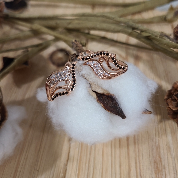 🩷🖤NEW🩷🖤EXQUISITE!! CZ Hollow Flower Lear Earrings in ROSE GOLD Plating - Picture 12 of 15